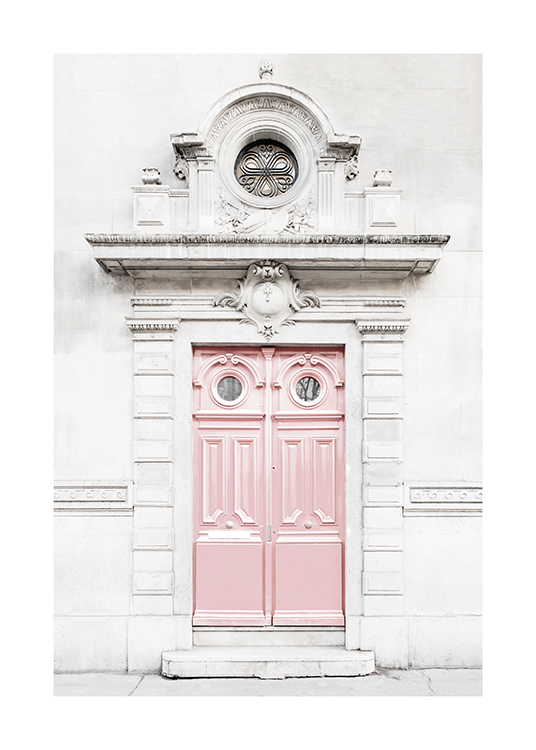  – Fotografi av en lysegrå bygning med en rosa dør omgitt av barokkdetaljer