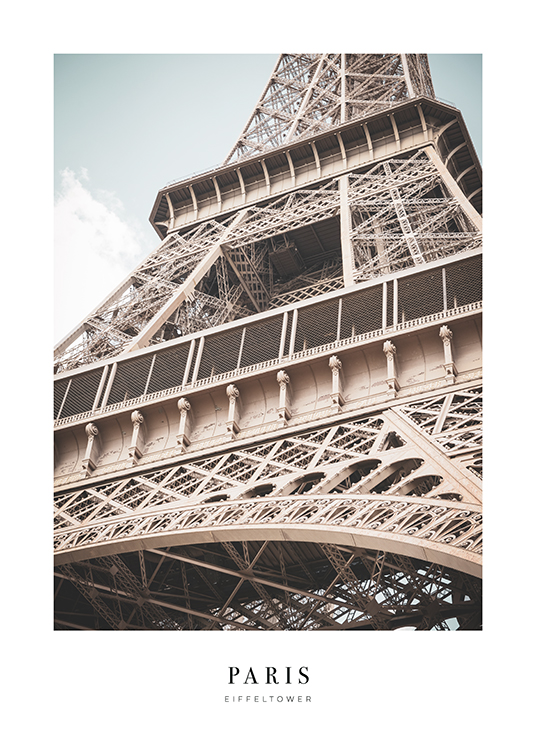  – Nærbilde av Eiffeltårnet sett fra undersiden, med tekst under