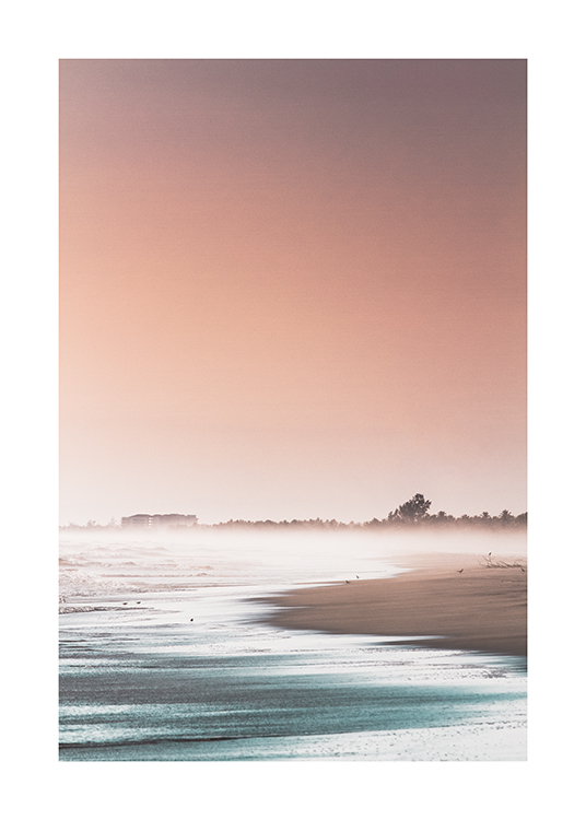  – Fotografi av en solnedgang på stranden, med en rosa himmel bak en strand der bølger kommer inn mot land