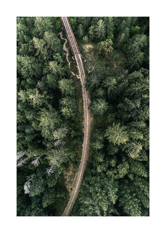  – Flyfoto av togskinner midt i en grønn skog