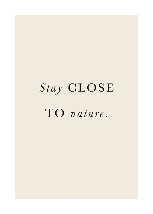  – Teksten «Stay close to nature» skrevet i svart mot en beige bakgrunn