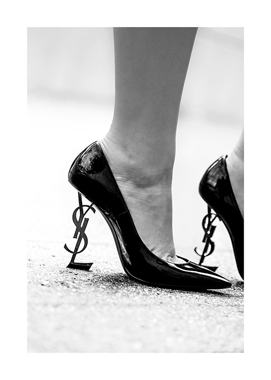  – Svarthvitt-fotografi av høyhælte sko med YSL-logoen som hæl