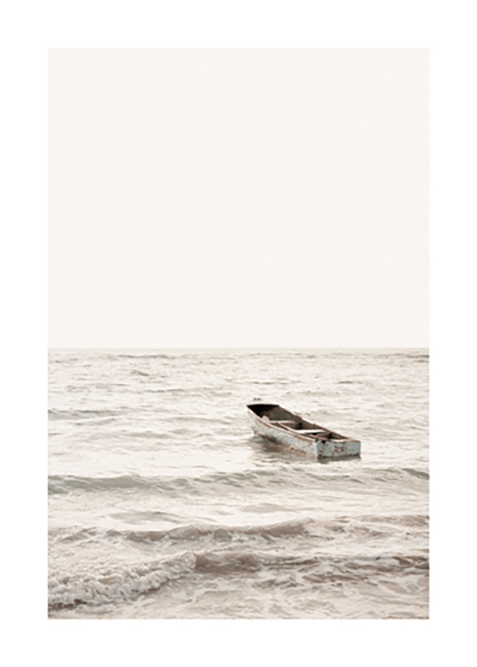  – Fotografi av et hav med en båt i bølgene, med en lysegrå himmel i bakgrunnen