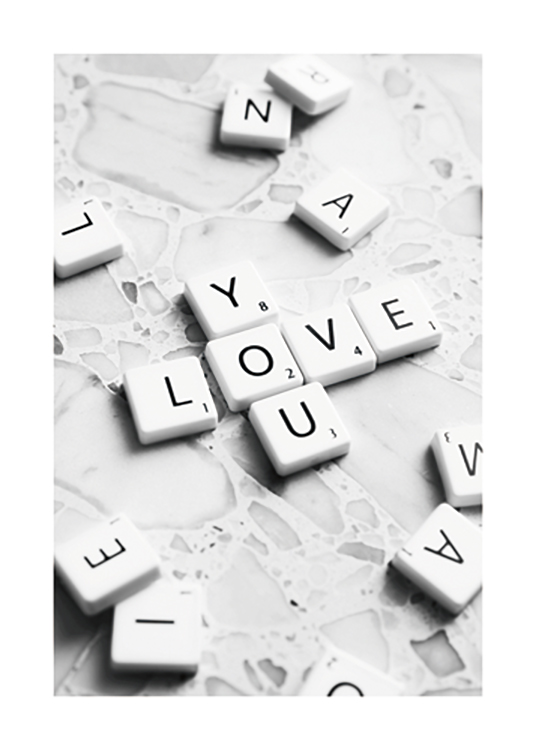  – Fotografi av scrabblebokstaver mot en terrazzobakgrunn, med ordene Love You