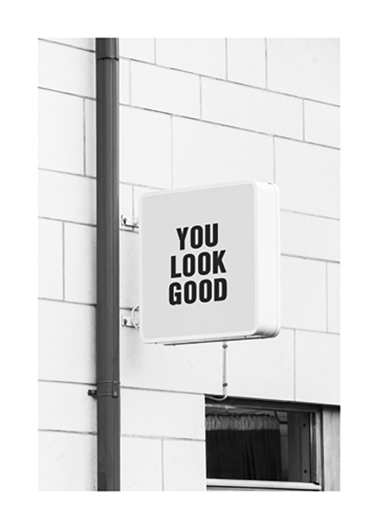 – Svarthvitt-fotografi av et butikkskilt med teksten «You look good»