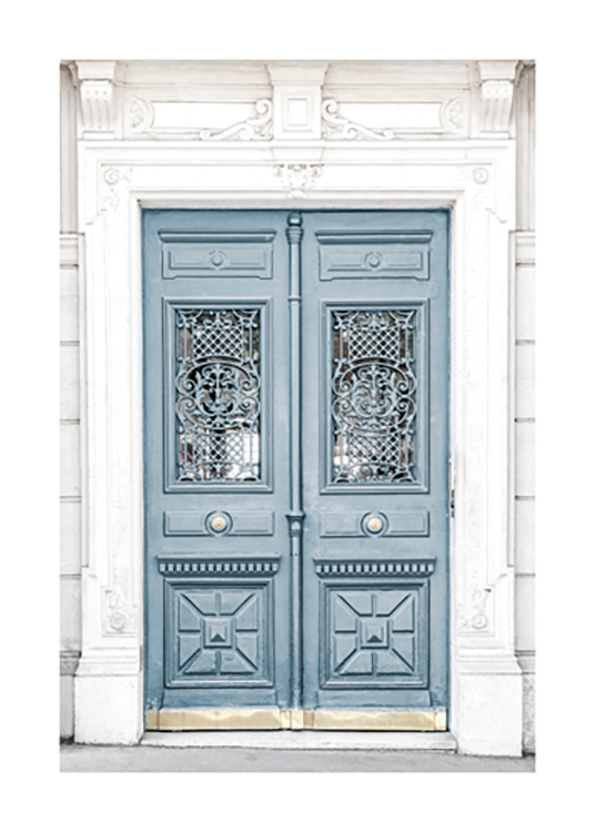  – Fotografi va en blå dør i en hvit bygning, med utskjæringer i døren og bygningen