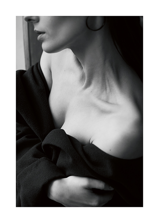 – Svarthvitt-fotografi av en kvinne med naken nakke og nakne skuldre