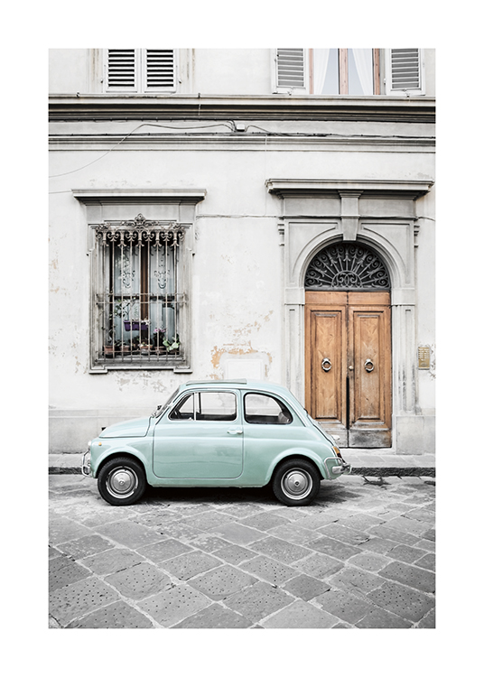  – Fotografi av en mintgrønn vintage bil som er parkert utenfor en gammel, grå bygning