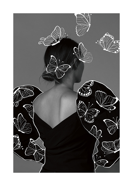  – Svarthvitt-fotografi av en kvinne sett bakfra, dekt av hvite, illustrerte sommerfugler