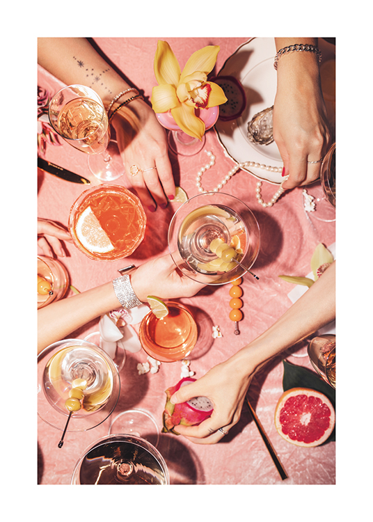  – Et pastellfarget fotografi av et bord med cocktailer, blomster, frukt og perler