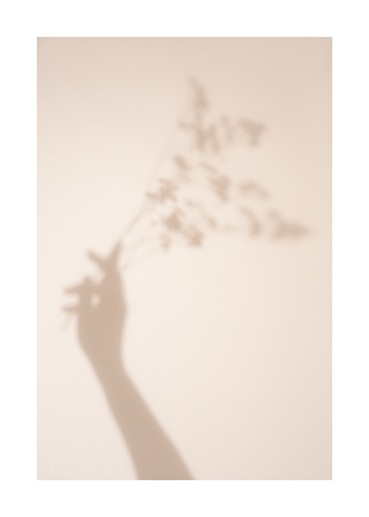 – Fotografi av skyggen av en hånd og blomster mot en lys beige bakgrunn