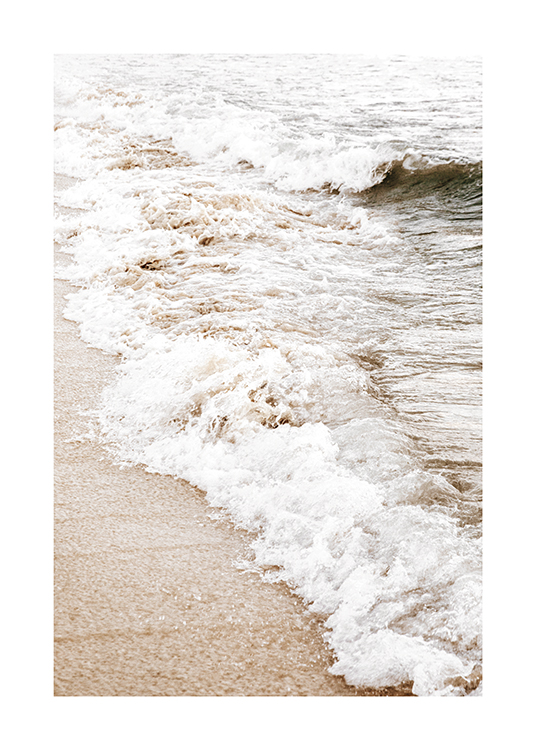  – Fotografi av en strand og bølger som slår inn mot land