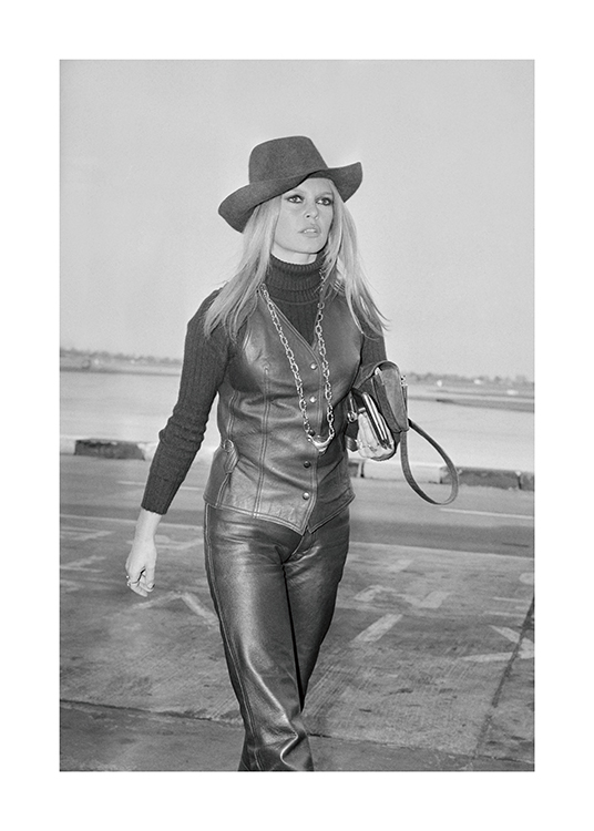 – Svarthvitt-fotografi av skuespilleren Brigitte Bardot iført et skinnantrekk og en hatt