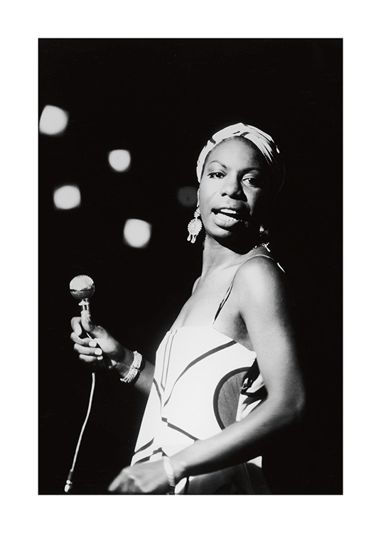  – Svarthvitt-fotografi av Nina Simone som holder en mikrofon