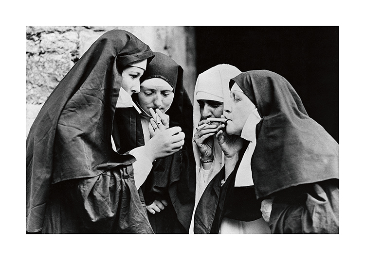  – Svarthvitt-fotografi av nonner som står og røyker