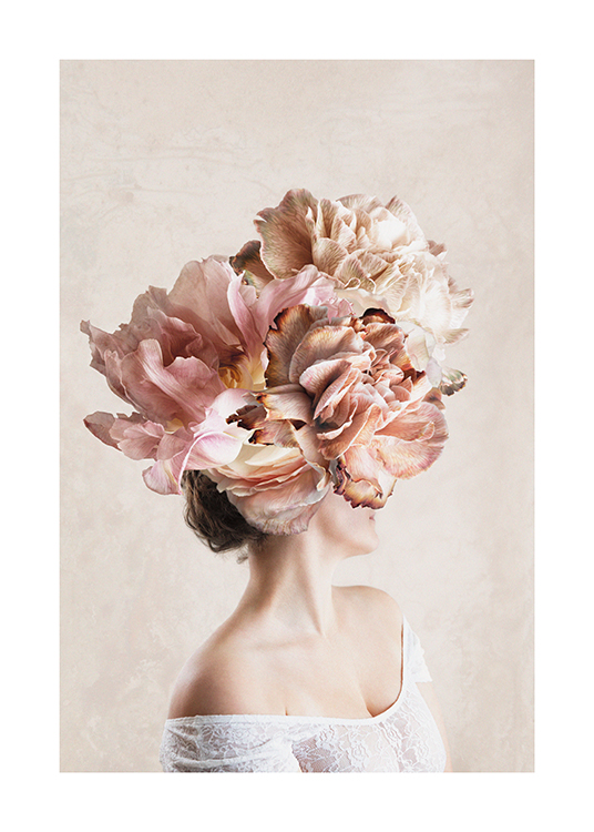  – Fotografi av en kvinne med hode som er dekket av store, rosa blomster