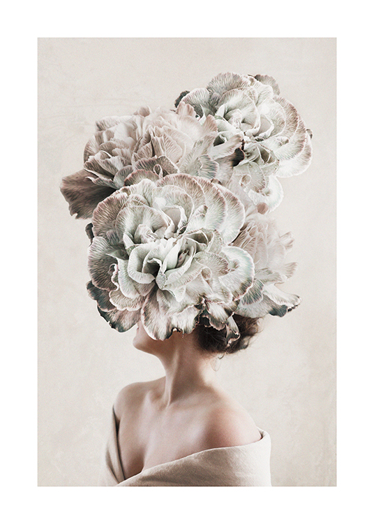  – Fotografi av en kvinne med grå og beige blomster foran hodet
