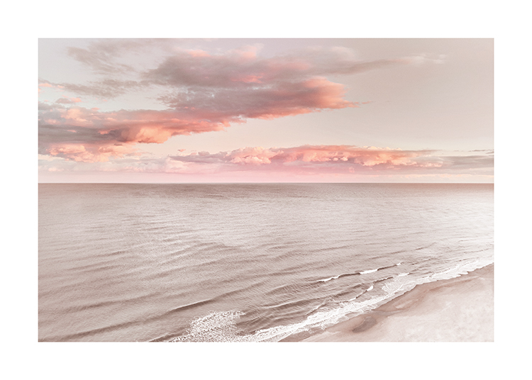  – Fotografi av rosa og oransje skyer på himmelen bak et stille hav