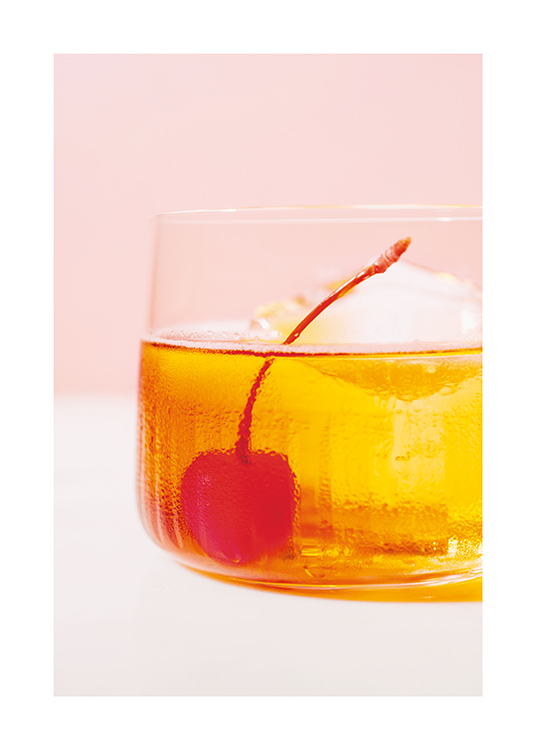  – Nærbilde av et kirsebær i en gul drink, mot en rosa bakgrunn