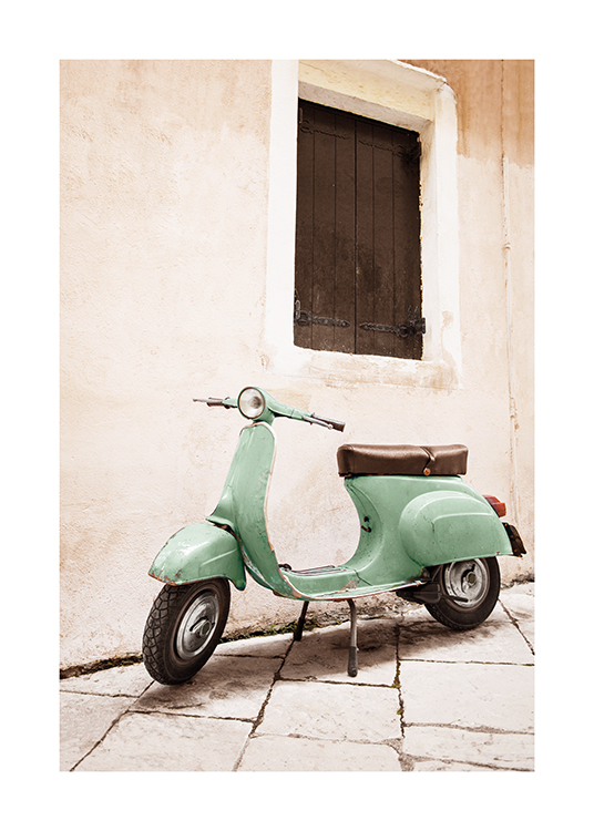  – Fotografi av en vintage, grønn scooter som står ved siden av et hus