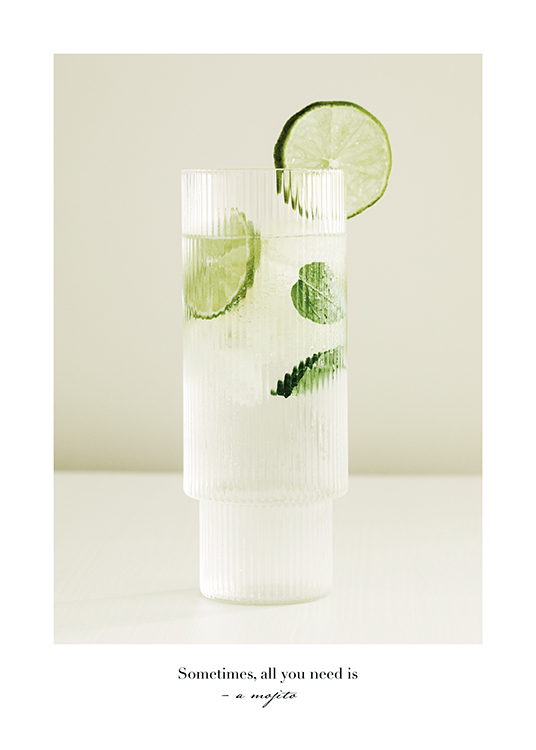  – Fotografi av mojito i et høyt glass med lime, med tekst under bildet