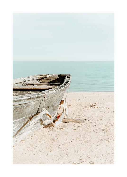  – Fotografi av en gammel båt i standen på en strand, med himmelen og havet i bakgrunnen