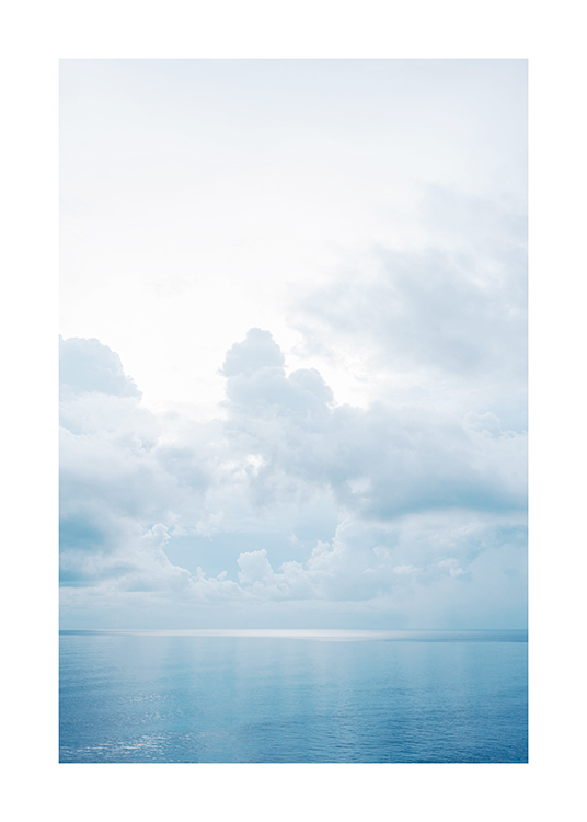 – Fotografi av et blått hav med rolig vann og skyer på himmelen