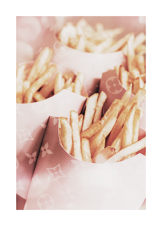  – Fotografi av pommes frites i rosa Louis Vuitton-esker