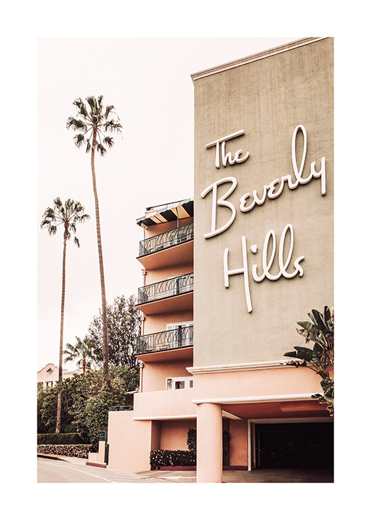  – Fotografi av et hotell med skiltet «The Beverly Hills» og palmer i bakgrunnen