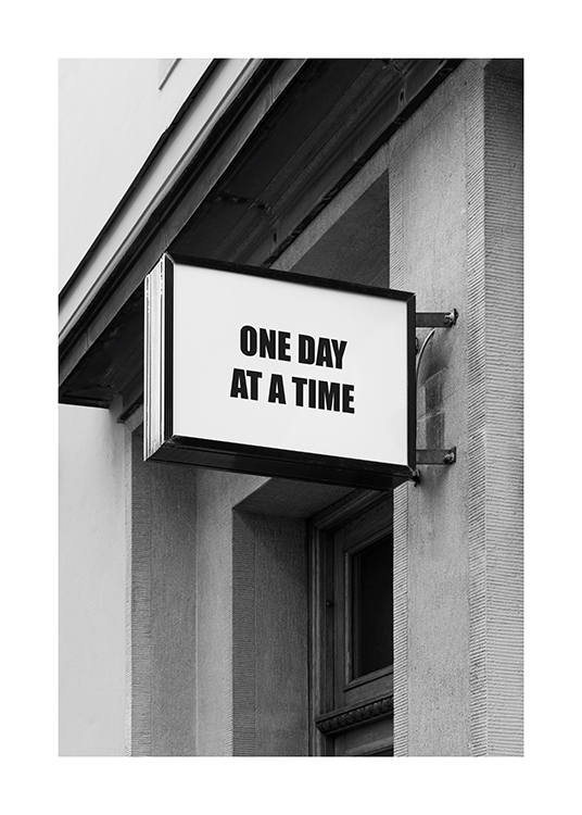  – Svarthvitt-fotografi av et skilt med tekst på en bygning