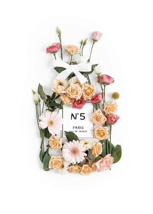  – Fotografi va en Chanel No5-etikett innrammet av gule og rosa blomster, som ligger på en hvit bakgrunn