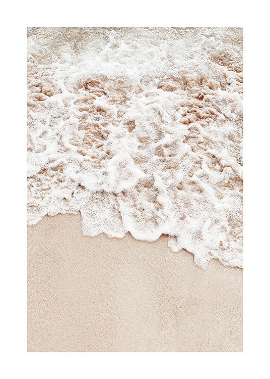  – Fotografi av sjøskum som kommer opp på beige sand