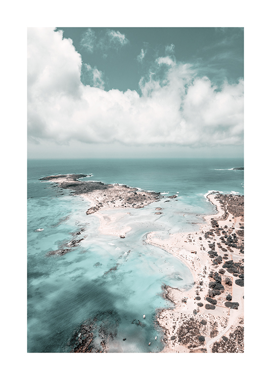  – Fotografi av et hav, små øyer og en strand sett fra luften