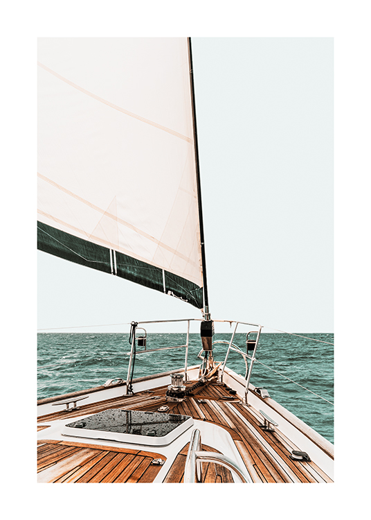  – Fotografi av forsiden av en seilbåt, med havet i bakgrunnen