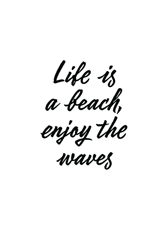  – Teksten «Life is a beach, enjoy the waves» i svart mot en hvit bakgrunn