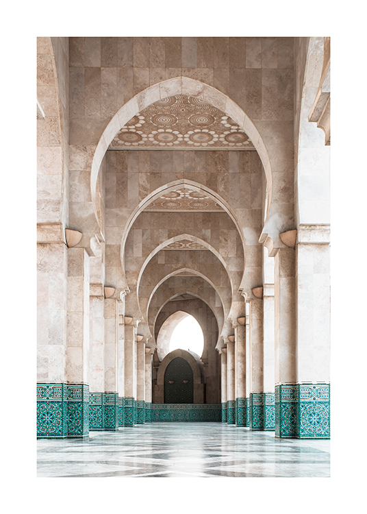  – Fotografi av en bygning med buer og søyler med arkitektur i marrakech-stil
