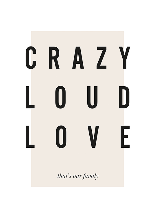  – Sitatplakat med teksten «Crazy Loud Love that's our family» mot en beige bakgrunn