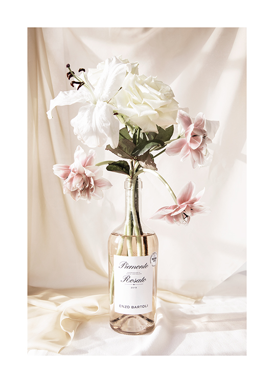  – Fotografi av en bukett med rosa og hvite blomster i en flaske med rosé