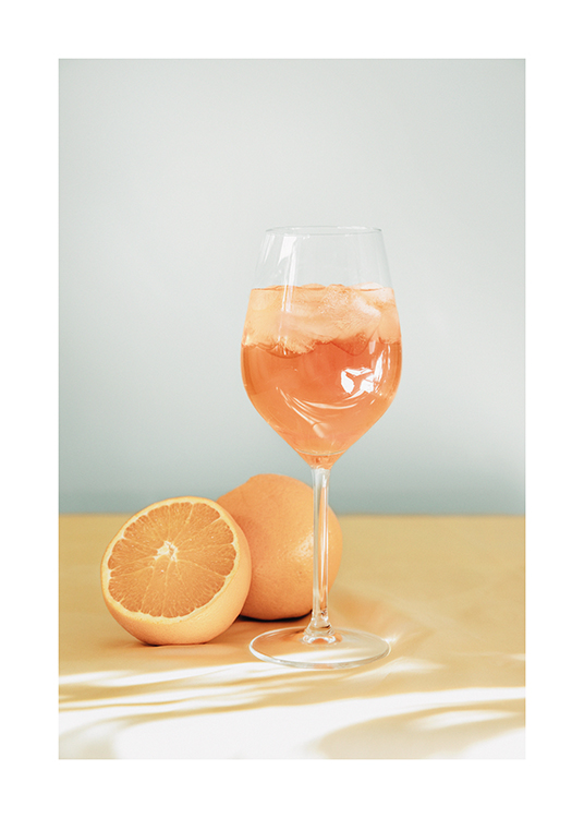  – Fotografi av aperol spritz i et vinglass, med appelsiner ved siden av