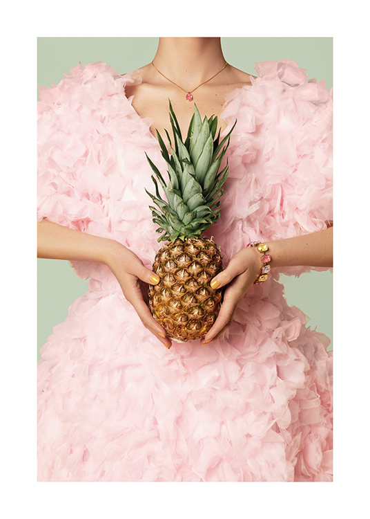  – Et bilde av en kvinne iført en rosa kjole, som holder en ananas