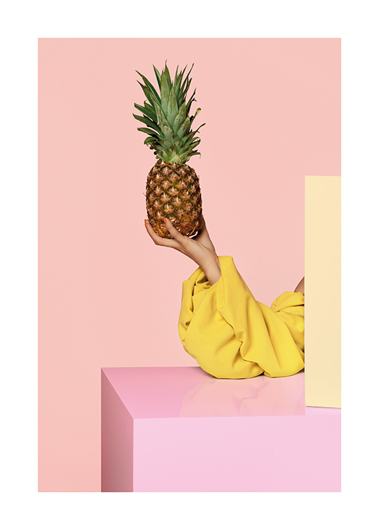  – En kvinne som er skjult av esker, mens hun holder en ananas mot en blekrosa bakgrunn