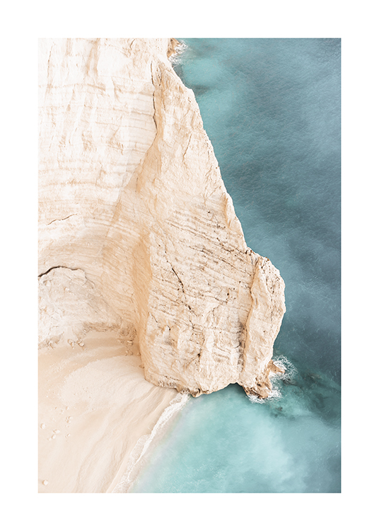  – Fotografi av en beige, stor klippe ved havet