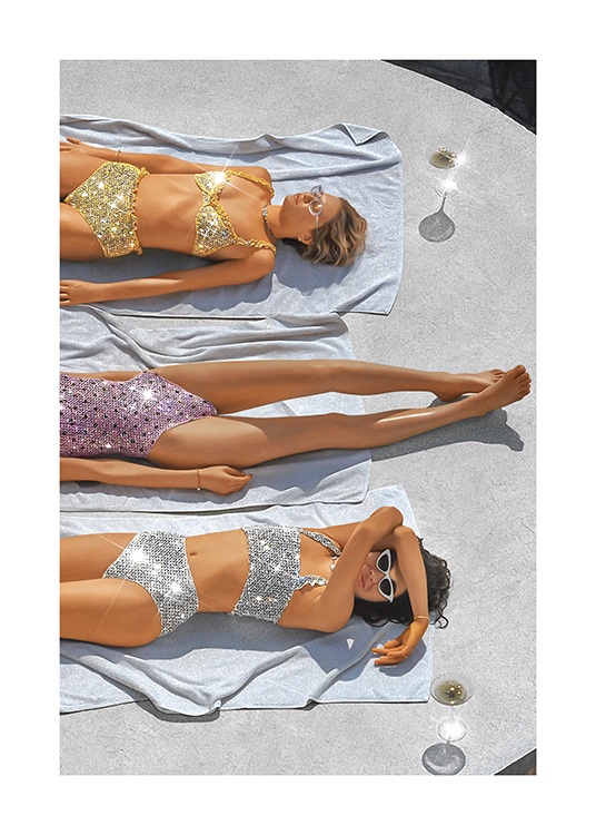  – Fotografi av en gruppe kvinner iført glitrende svømmeantrekk med paljetter, som soler seg på håndklær