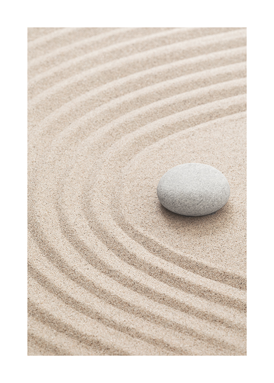  – Fotografi av mønstret sand med en grå stein på