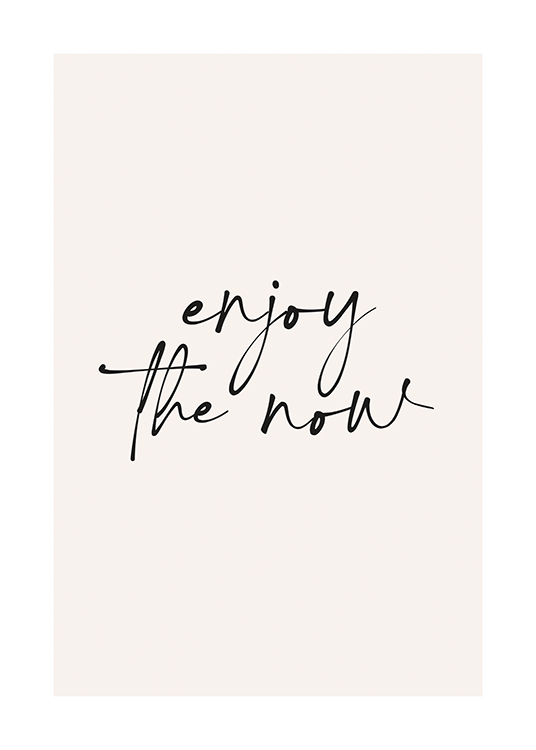  – En sitatplakat med teksten «enjoy the now»