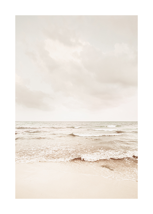  – Et bilde av en rolig strand på en overskyet dag
