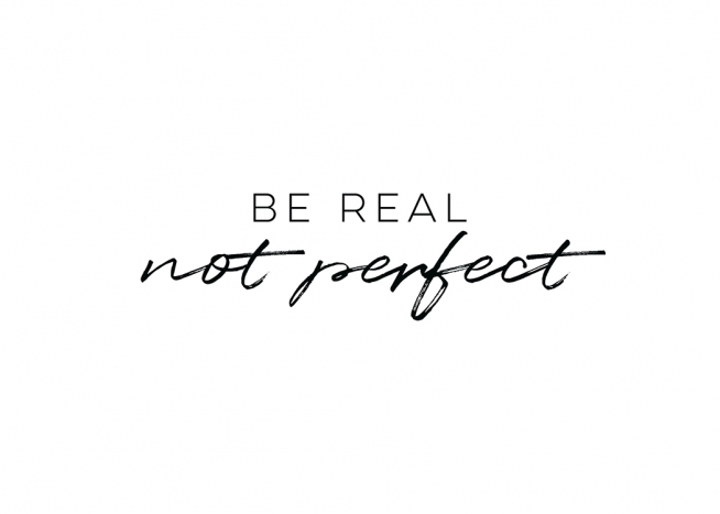  – Svarthvit tekstplakat med sitatet «Be real not perfect»