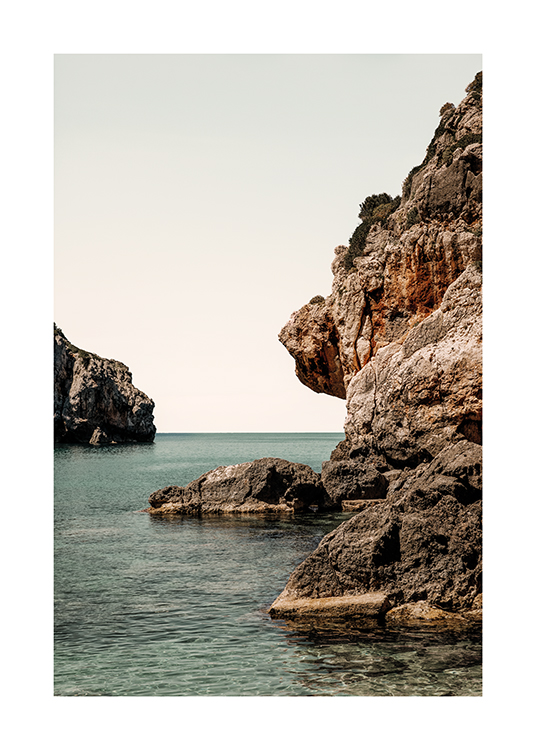  – Et fotografi av klipper ved havet