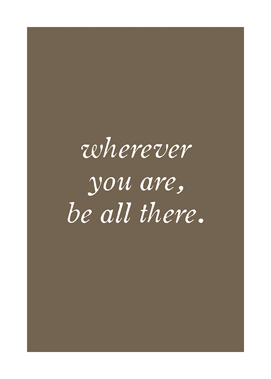  – Teksten «Wherever you are, be all there.» i hvitt mot en gråbrun bakgrunn