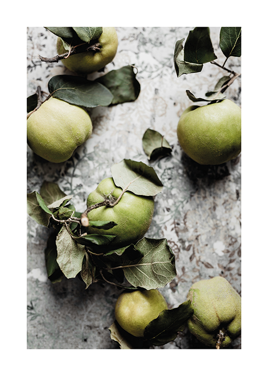  – Fotografi av grønn kvedefrukt med blader mot en grå, mønstret bakgrunn